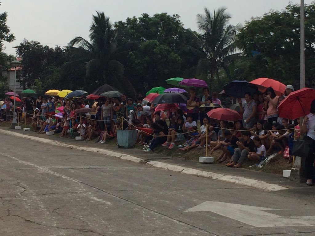 alexavillano's tweet photo. The small crowd waiting here at Himlayang Pilipino #PaalamDirekWenn https://t.co/gYYN07AUcK