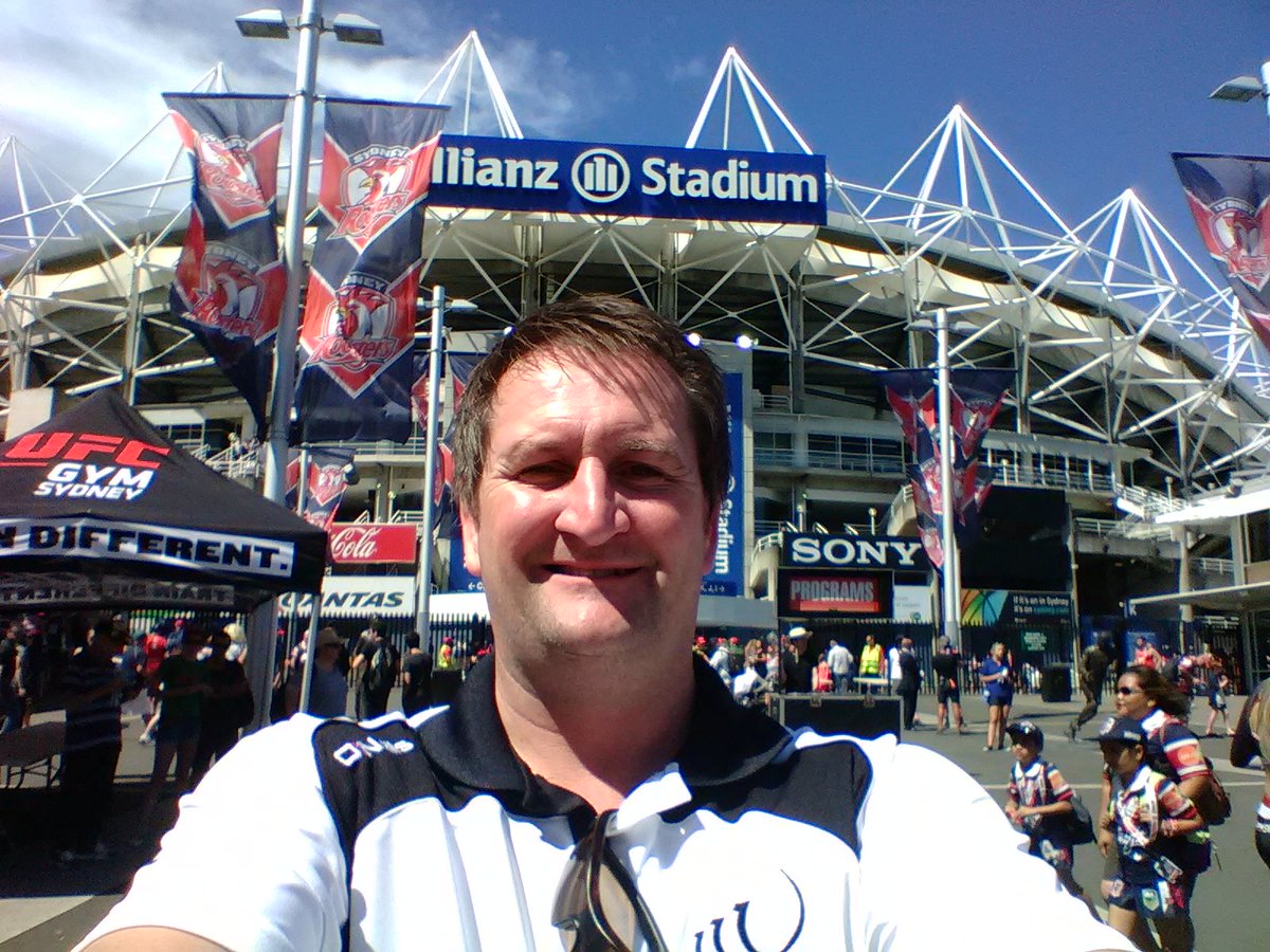 pitch5MUFC's tweet photo. Flying the @WidnesRL and @maltacourt @MaltacourtGL @MaltaCourtHU at the Rooster Rabbitohs game #hot https://t.co/LFXKNyZ372