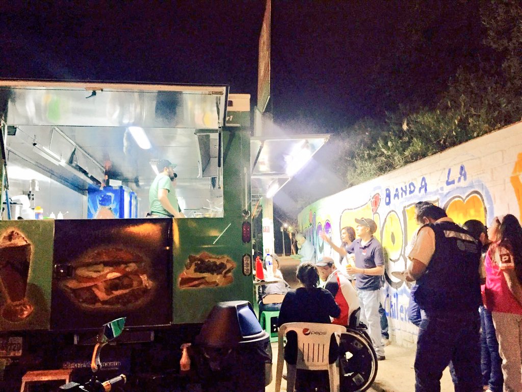 hiramrueda's tweet photo. Así el ambiente en #Mastermovil #Oaxaca con sus Amigos de @MasterBurger1 las mejores #Hamburguesas la mejor atención https://t.co/Kv8qgPtptI