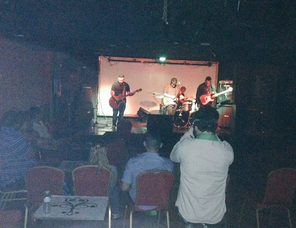 Indiegobanda's tweet photo. Ya los @TheOrange_ en tarima en @RitualRockBar , se activó el MCY Indie PACK en Valencia !! https://t.co/hPE7hzNtPz