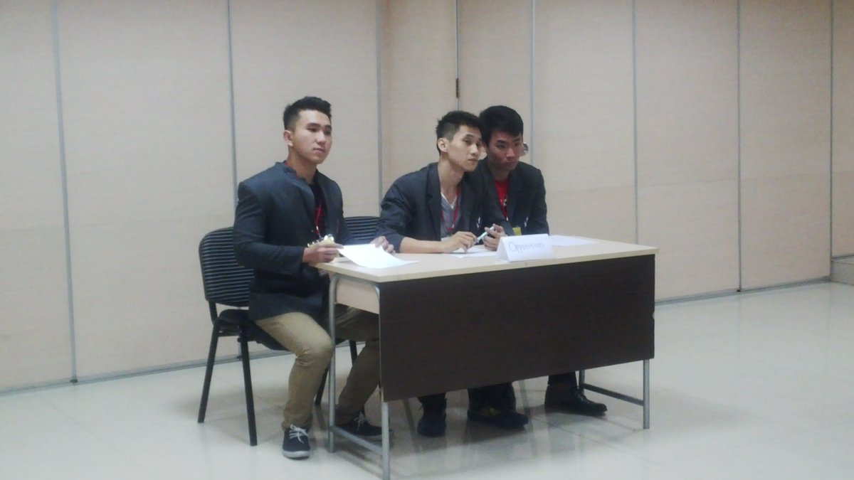 Debat round 2 di ruang 1 dari tim Widya Mandala A (affirmative) dan tim UPH (opposition)
