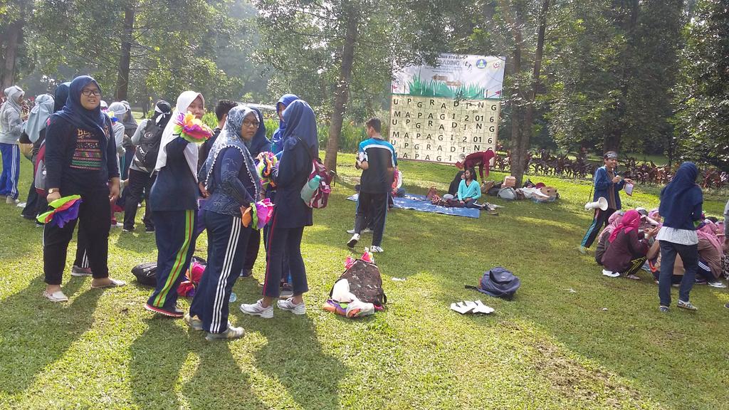 Masing-masing departemen lagi siap2 buat yel-yel. Panas, tapi semangat ya!