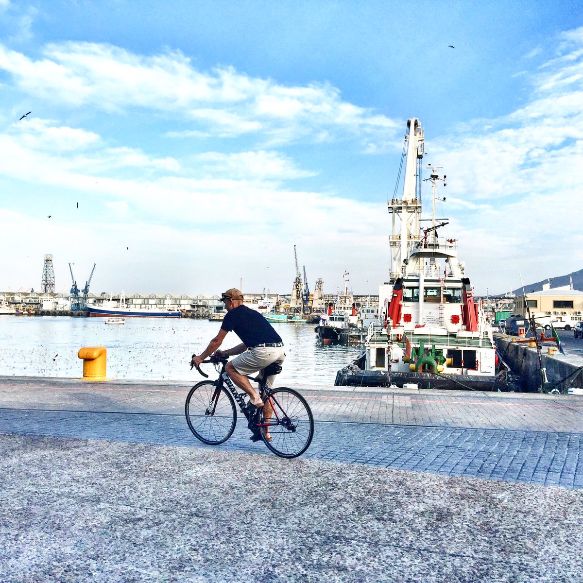 AllisonFoat's tweet photo. @JonathanDuguid @CTCycleTour @KFMza supporting everyone- magic vibe in the city this weekend with all the visitors! https://t.co/fov6xyjmnT
