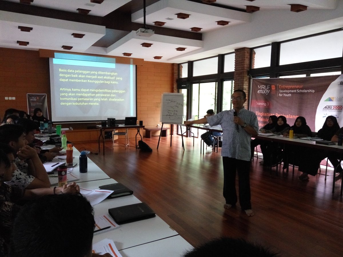 mrufoundation's tweet photo. Dilanjutkan dengan materi dari trainer pak Gunawan #training3 https://t.co/HrmyQCyFXi