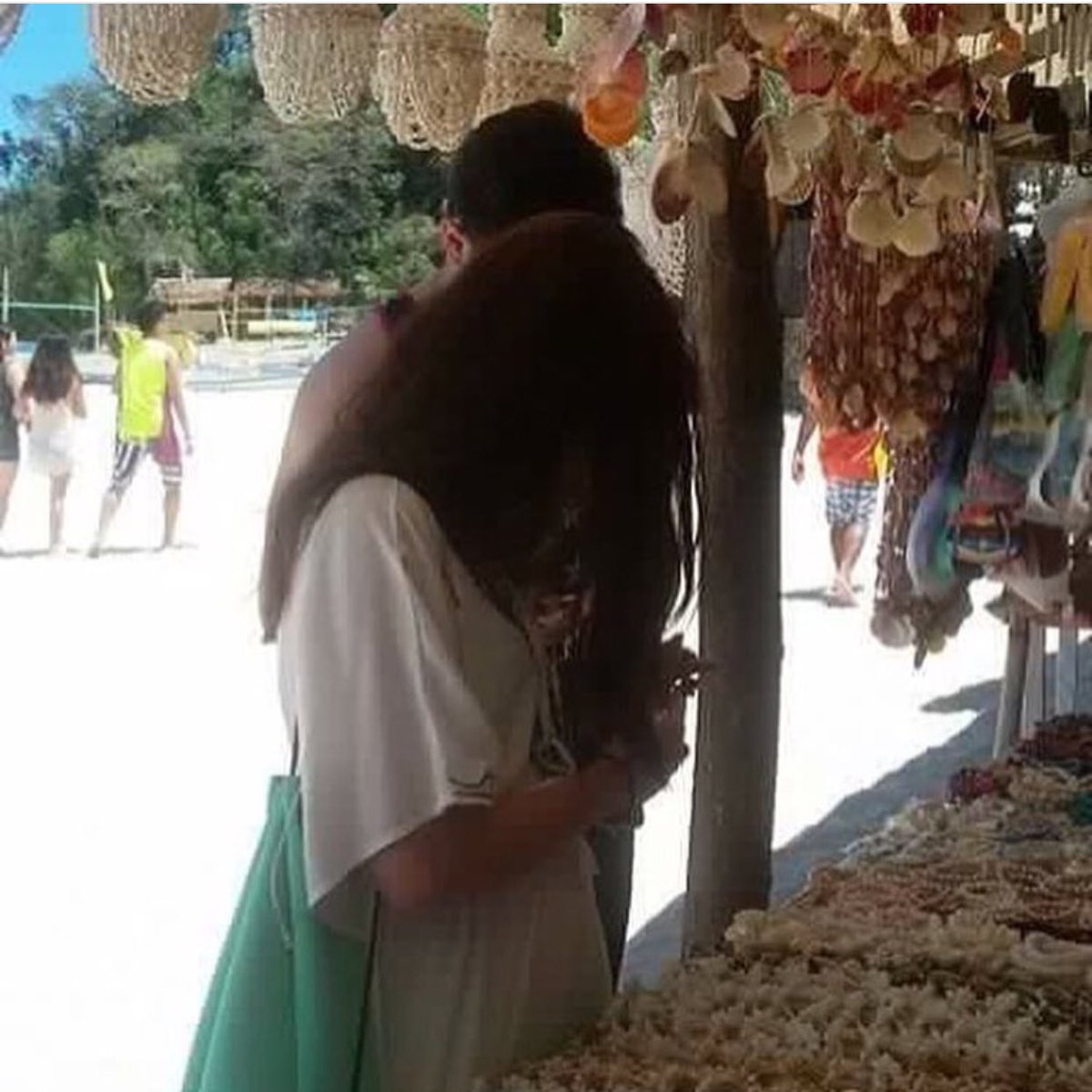 MaiChardOFC2016's tweet photo. Hanap hanap pa  more ng souvenirs  #VoteMaineFPP  #KCA https://t.co/Upolb9iC3T
