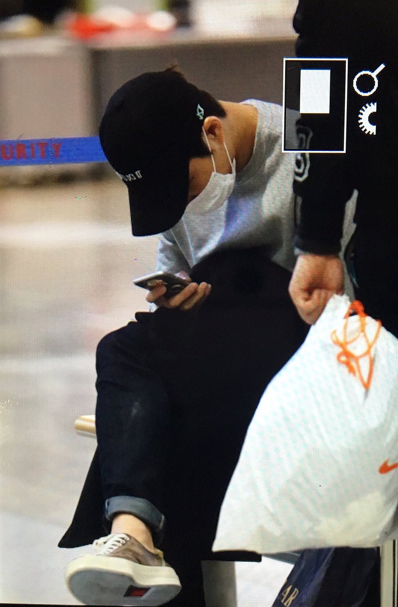 MFD_KAI's tweet photo. 160306 ICN 종인이 도차꾸 모자 넘 잘 어울려 갖고 싶다 발목도(? 😘😘😘 https://t.co/Y5JTfKb830