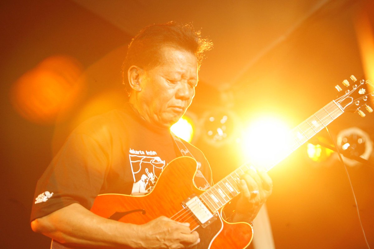 KompasTV's tweet photo. KompasTV ikut berduka cita atas kepergian musisi jazz senior Indonesia, Ireng Maulana (71). #RIPIrengMaulana https://t.co/IIbbWJ4lks