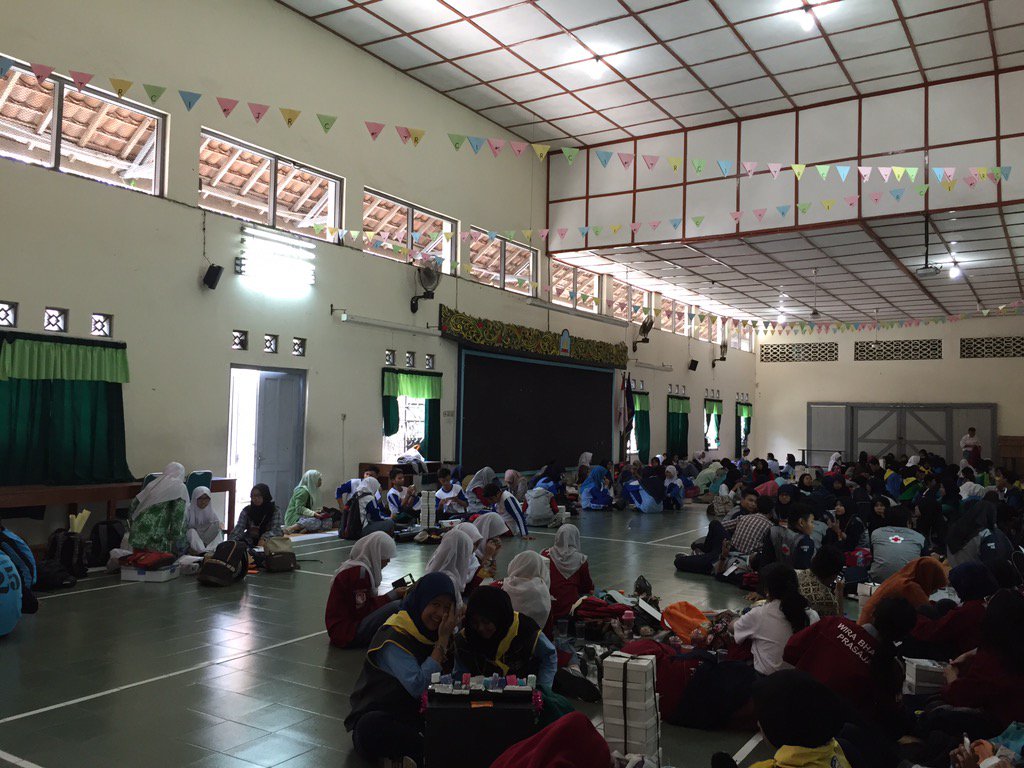 JRCI2016's tweet photo. [12.01] para peserta sedang beristirahat dan menikmati makan siang di Aula Katamso SMA N 1 Yogyakarta😊 https://t.co/ky2E1RiswI