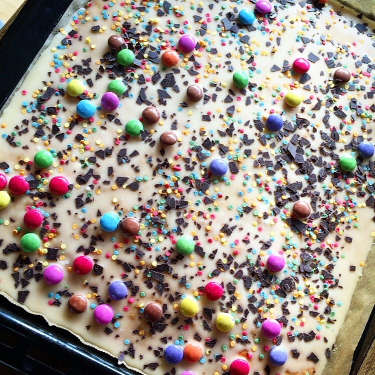 frzbrtchn's tweet photo. #Cake #smarties #love #fanta #sprinkles #confetti #party #yummi https://t.co/81uiQmiukf