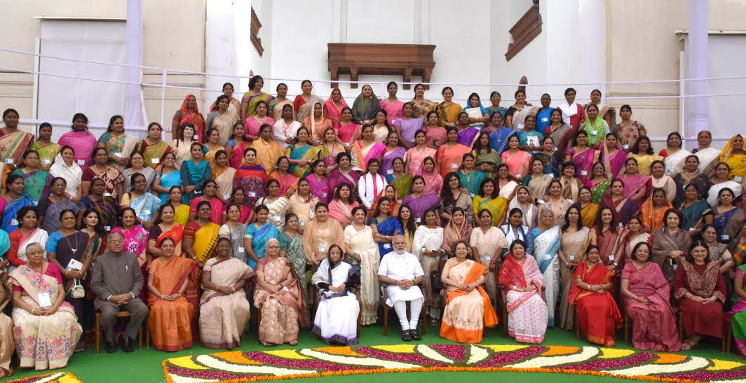 PIB_India's tweet photo. PM @narendramodi in a group photo at the valedictory sess'n of Nat'l Conf. of Women Legislators in Parliament. https://t.co/OxuaSEp6cN