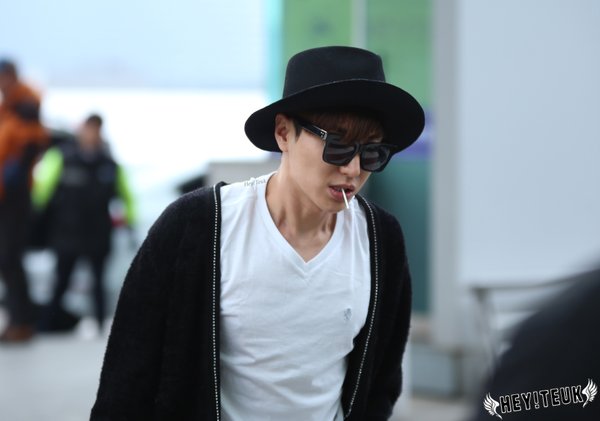 Sup3rJunior's tweet photo. Updated** 160305-06 Leeteuk at Incheon Airport (to and from Shanghai) [19P] https://t.co/PojtKBTBG6 https://t.co/bs332NKCM2