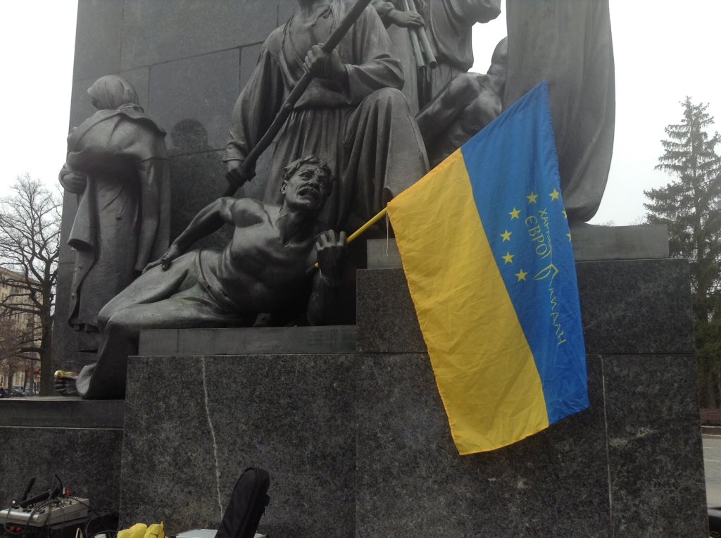 У Харкові показали картину з Савченко, що вбиває Путіна (ФОТО) Фото 5