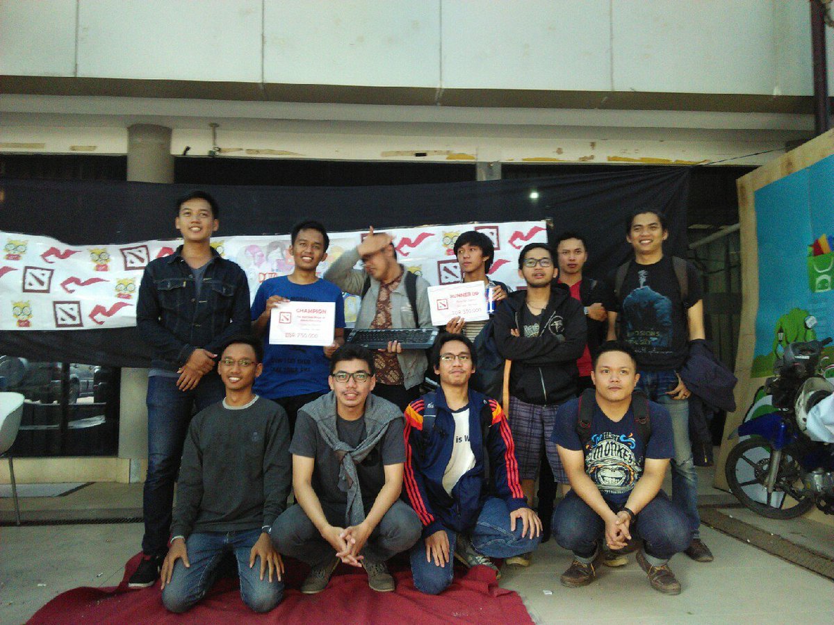 COMPILER2023's tweet photo. SukaBaper dan MaximumEffort bersama Ketua @HMTIF_UB dan Ketua Pelaksana #COMPILER2016 #DotaForCharity #ITonTheStreet https://t.co/8dMkKUVRKN
