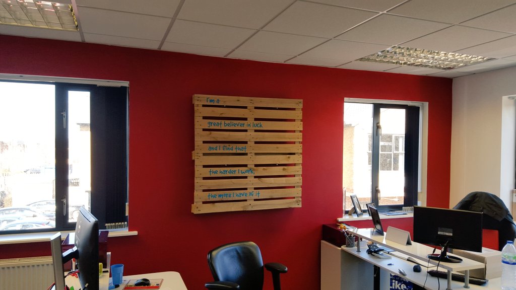 itemstorage's tweet photo. Using a #pallet for #decoration in the #office is a neat touch. https://t.co/AErr3yoRIG