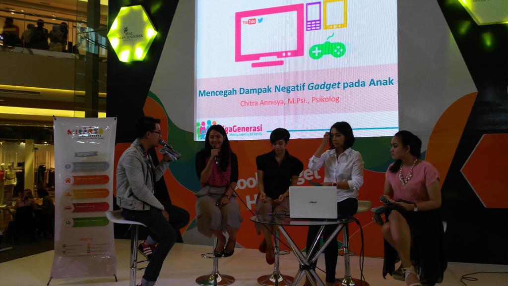 ErafoneStore's tweet photo. Saat ini sedang berlangsung Talkshow bersama Bip Bip mengenai dampak negatif Gadget kepada anak. #GIW2016 https://t.co/uPCZW7Odzl