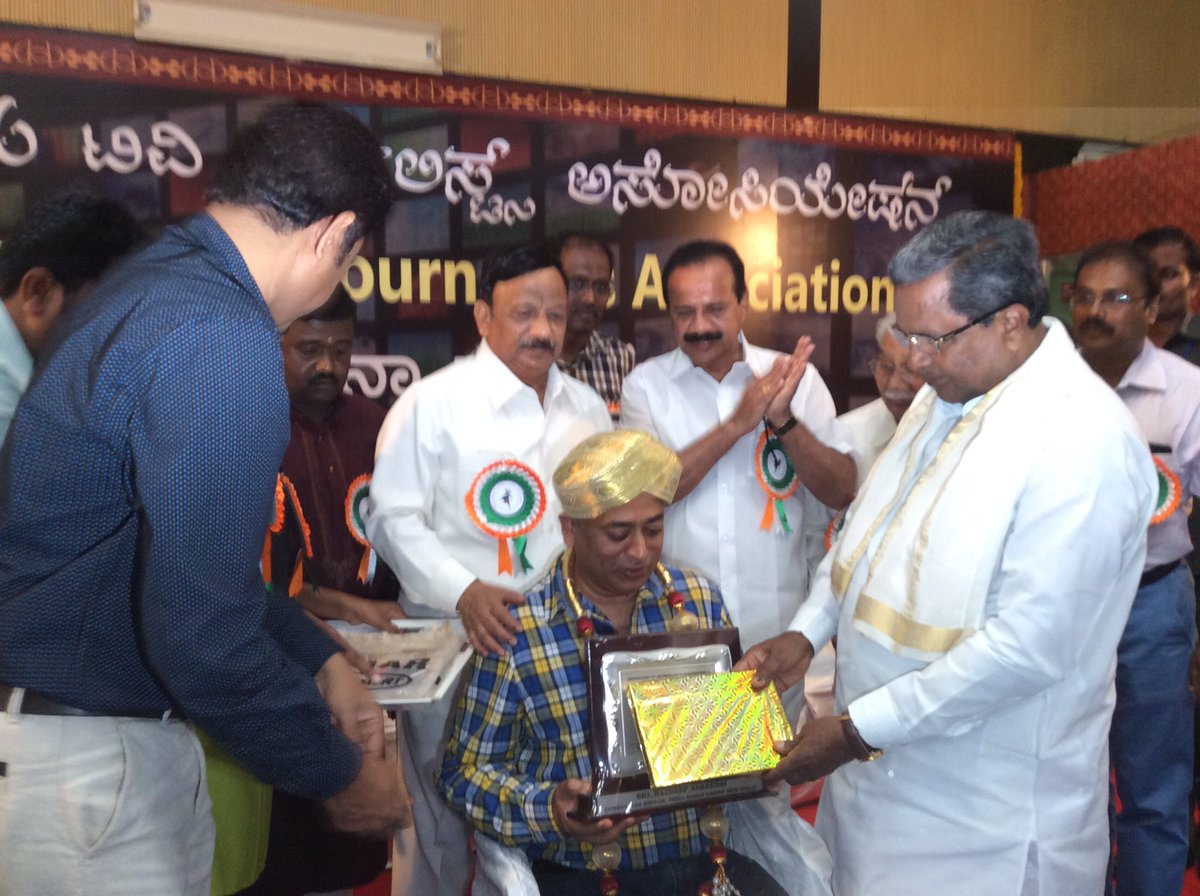 sardesairajdeep's tweet photo. Being honoured at Bengaluru TV journalists assoc in presence of Ktaka CM Siddaramiah, union  law min Sadanand Gowda https://t.co/vwd6cVBVPN