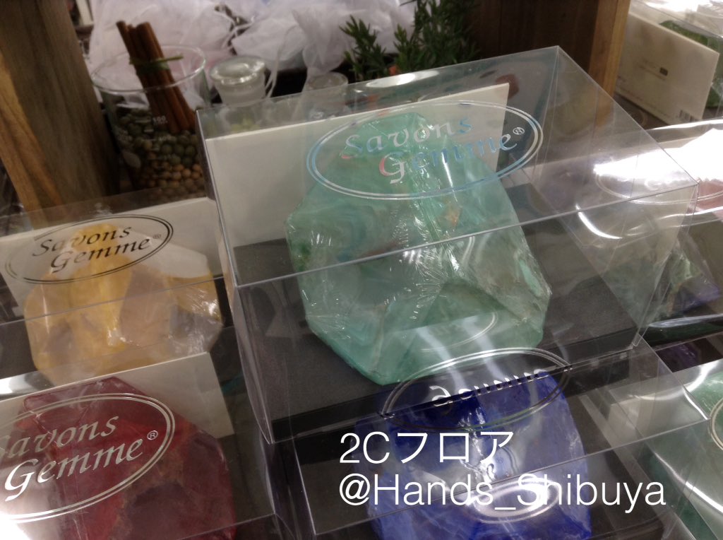 東急ハンズ渋谷店 美しすぎる宝石石鹸 発見 自然素材の石鹸サボンジェム ギフトにしても 香りが豊かなので飾りにしてもステキです ミニサイズ 2100 税 レギュラーサイズ 3300 税 2cフロアpan T Co Tlonjujozn