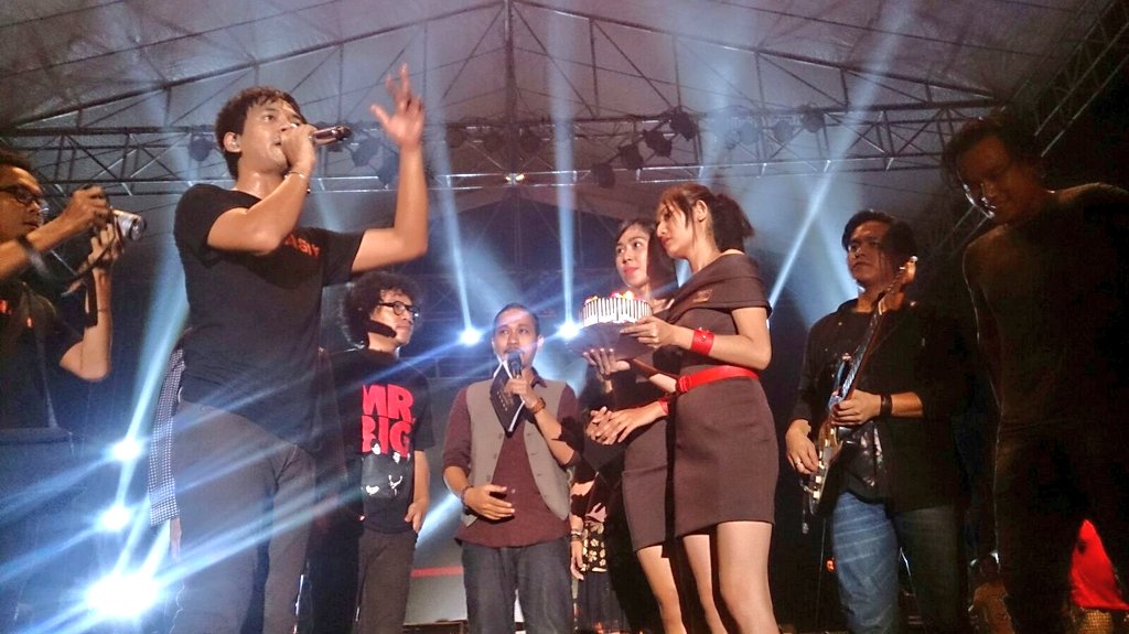 vaLentfun's tweet photo. Selamat Ulang Tahun @DMASIV @RianEkkyP
Merayakan Keseruan Bersama di Panggung Purwokerto #13thDMASIV
Suksesss https://t.co/wtNBGwkg7L