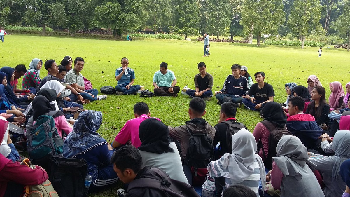 Setelah panas2an bareng, skrg himapagi sedang ngobrol asik bareng ketua mapagi pertama dan alumni mapagi lainnya.