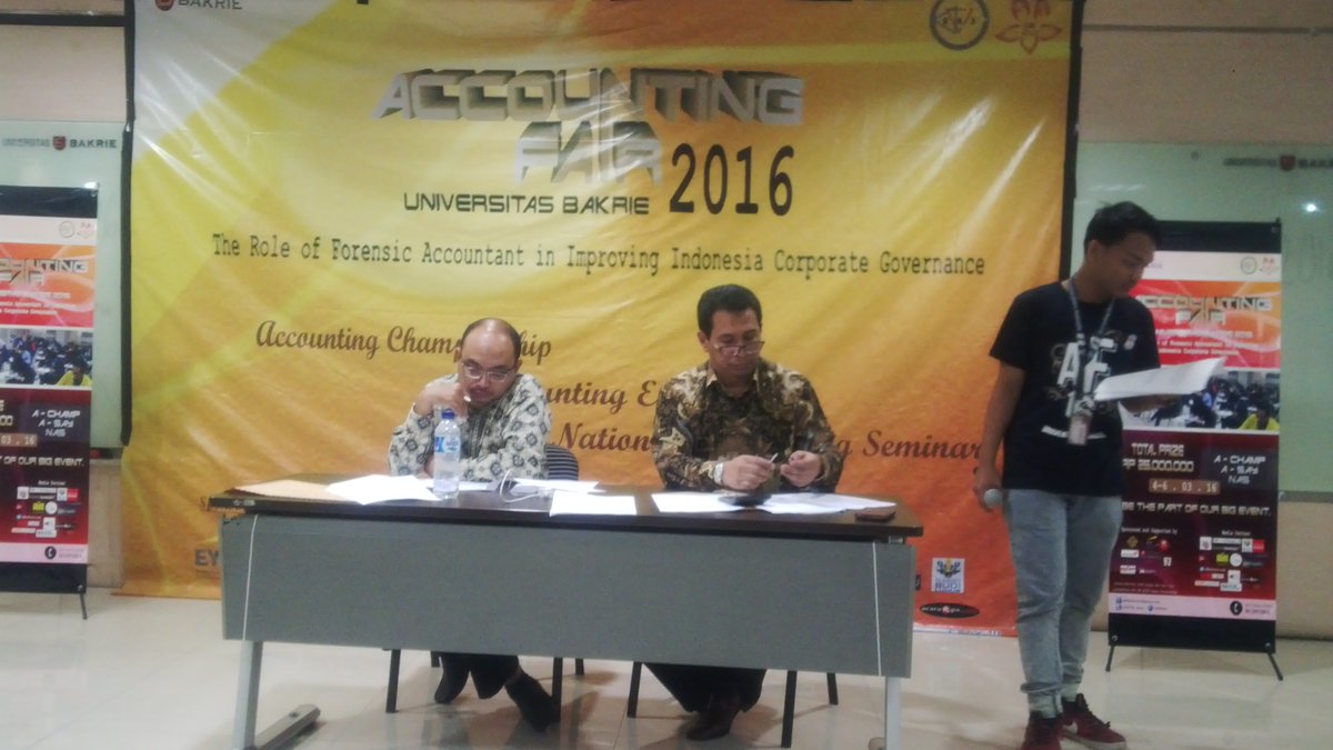 juri sedang memberikan penilaian kepada peserta babak final Accounting Championship #AFUB2016