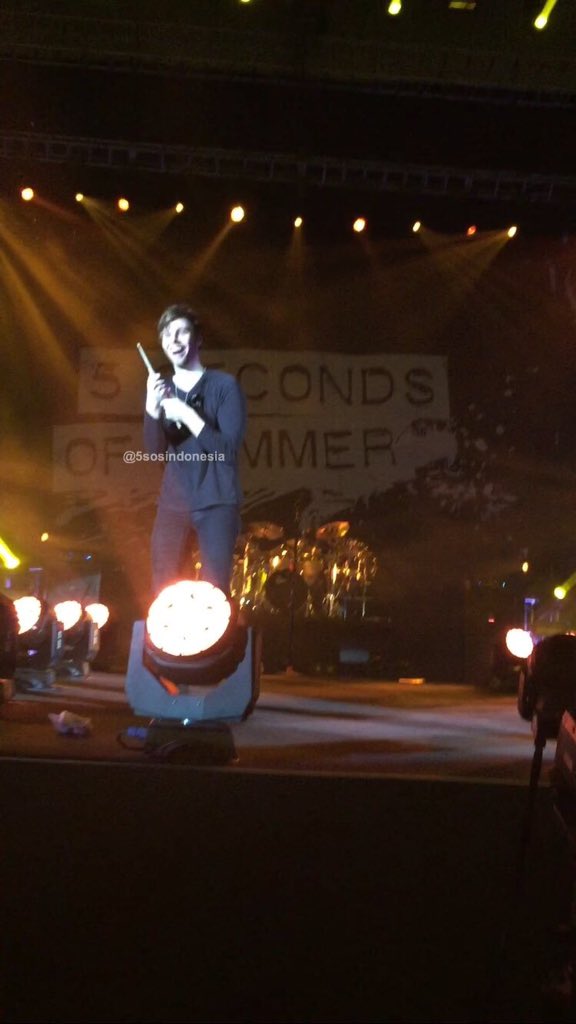 5SOSINDOFAM_'s tweet photo. Luke's reaction when Ashton gave him a drumstick to give away to the crowd 😻 |@5SOSIndonesia #SLFLJakarta https://t.co/rKO8LXcGnK