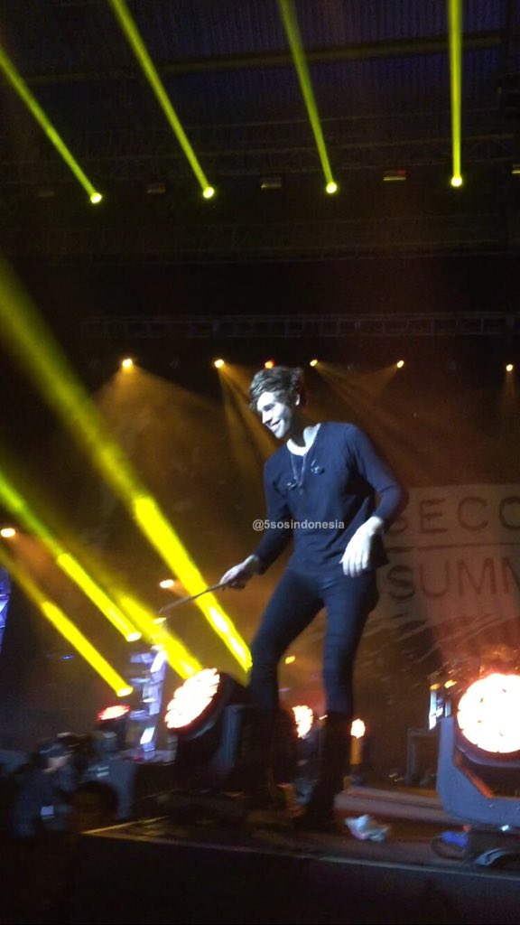 5SOSINDOFAM_'s tweet photo. Luke's reaction when Ashton gave him a drumstick to give away to the crowd 😻 |@5SOSIndonesia #SLFLJakarta https://t.co/rKO8LXcGnK