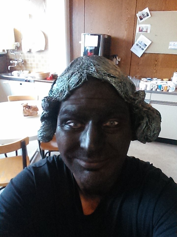 standbeeld_be's tweet photo. Zit mijn haar goed? #livingStatue #sint-niklaas #mercator https://t.co/fH5FrFW62Y