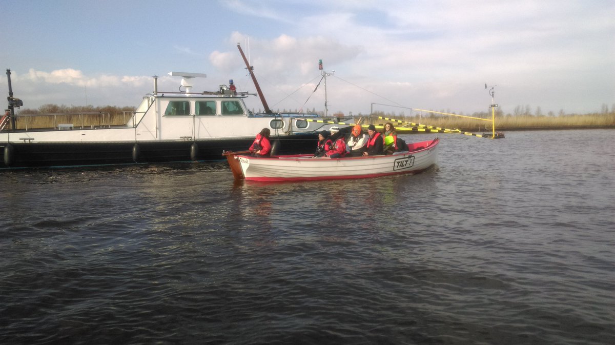 RoeiploegUtreg's tweet image. Gister gingen onze dames van geen sleepwaarde naar twee: D6 en D8. En hielpen daarbij nog wat andere sloepen.