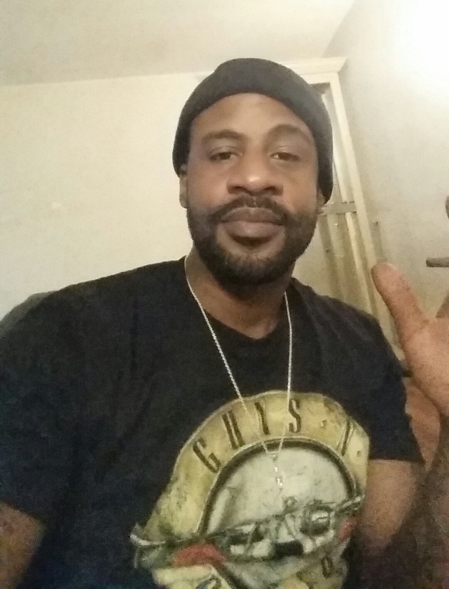 limegreenchucks's tweet photo. Dam can a brova get some love on a latenight... #SuperSaturday #chillvibes #singlebutdating https://t.co/UKY18JNPh4
