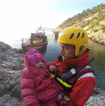 2GB873's tweet photo. Now on @2GB873 Bondi lifeguard @TheBACON_ on saving refugees in Greece @bondilifeguards @nataliejpeters https://t.co/EE9nACpHja