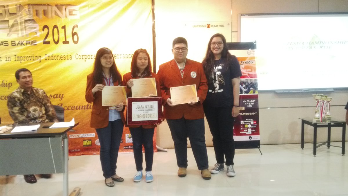 Juara favorit kepada Widya Mandala A yabg diserahkan oleh Ketua Accounting Fair 2016 
#AFUB2016
