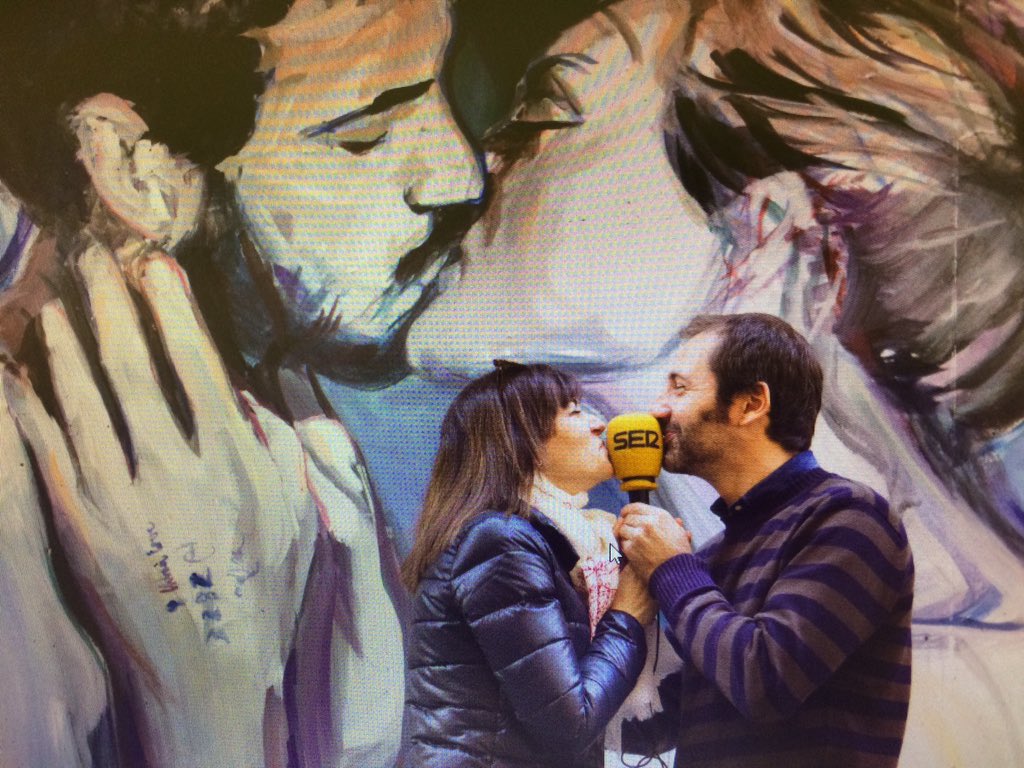 radiovalencia's tweet photo. Solo en la #calledecolores pasan estas cosas. En unos minutos #avivircv @ElenaMO2009 @pereda_nacho @calledecolores https://t.co/kdPXg0tZ8A