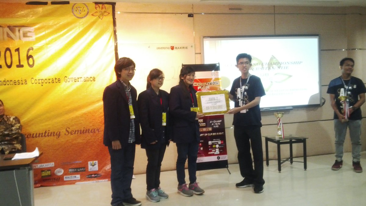 Juara 2 kepada UMN yang diserahkan oleh Ketua HMA-UB 2015-2016 
#AFUB2016
