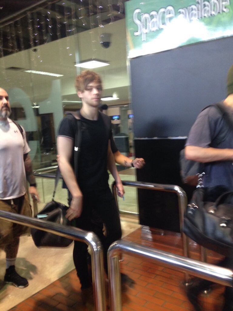 5SOSIndonesia's tweet photo. 5SOS at the airport in Jakarta today! || @_5sosflights_ https://t.co/VvNx61Ct2y