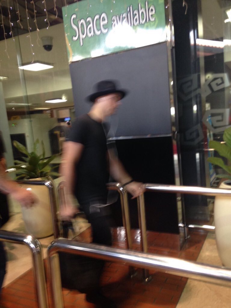 5SOSIndonesia's tweet photo. 5SOS at the airport in Jakarta today! || @_5sosflights_ https://t.co/VvNx61Ct2y