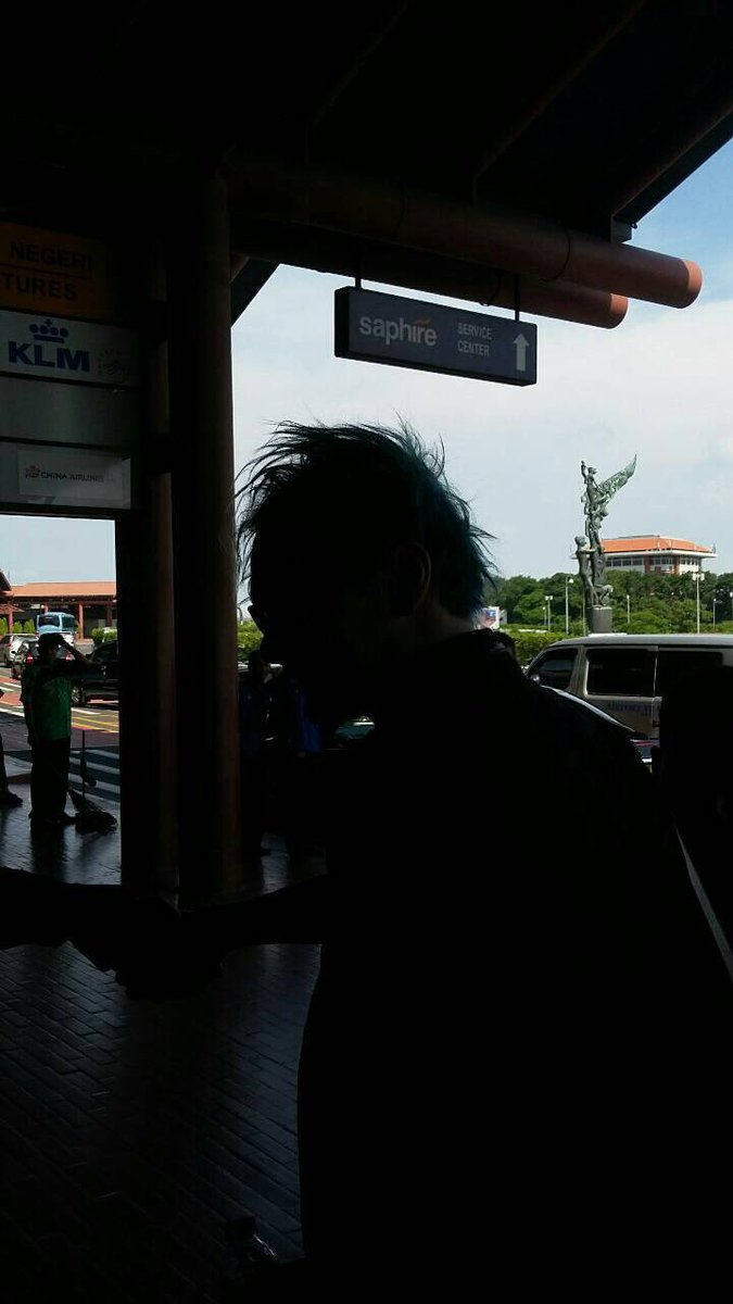 5SOSIndonesia's tweet photo. 5SOS at the airport in Jakarta today! They are leaving Indonesia today! https://t.co/nUsfhOCwhe