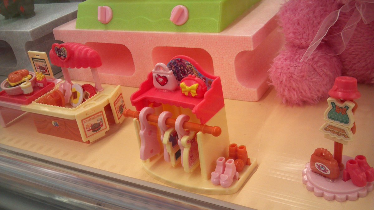 プリキュアおじさん 玩具菓子 食玩は商標 コーナーのショーケースにいる歴代プリキュアの写真 集めているので見かけたら教えて下さい T Co Mnaud4sdj7
