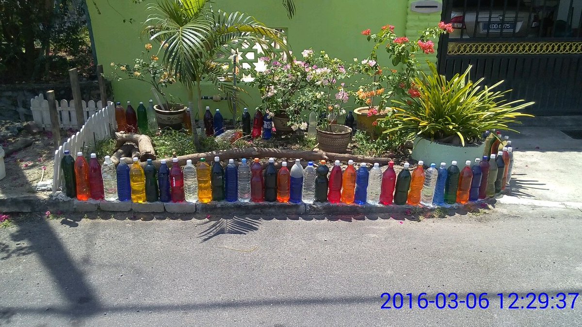 IdamanOps's tweet photo. Contoh penggunaan barang terpakai sebagai lanskap menceriakan hadapan rumah di Jitra Kedah. #asingkan https://t.co/j3g4bdt3NT