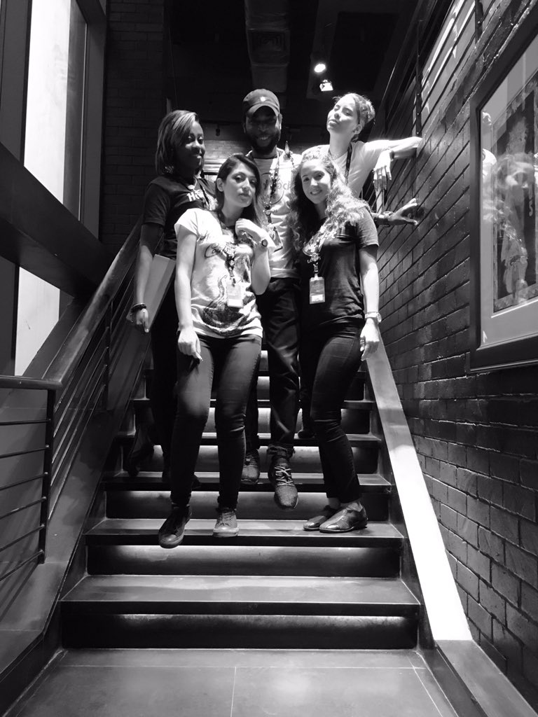 desmondclovics's tweet image. I think I love this city. The queen of England says hi #differentcolour #differentrace #gessn #lovethemall