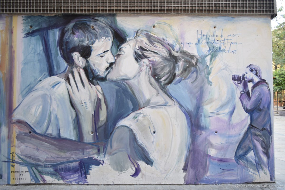e_sinrumbofijo's tweet photo. Se busca a la pareja del mural! #kissmevlc #lacalledecolores Más info en https://t.co/A9HwJX5KRl #callemoret https://t.co/TAWC6IujkQ