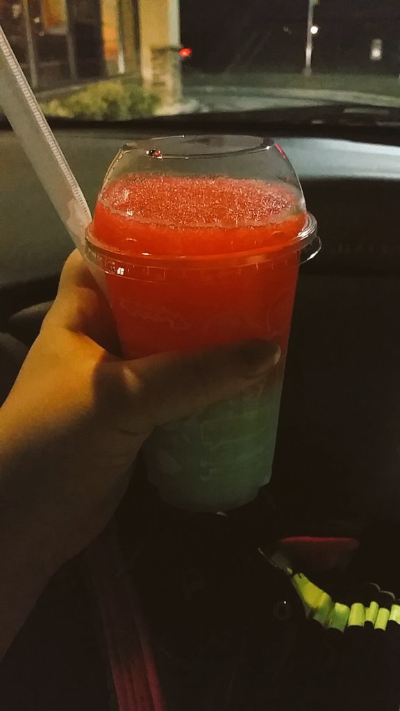MissEllaQuint's tweet photo. Late night freezie #breakingdiet thanks @TacoBellTeam https://t.co/jCUUtzdxa1