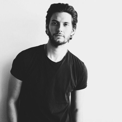 RPoudlard's tweet photo. Sirius Black - 25 ans - membre de l'ordre du phénix - a été ramené à la vie et à rajeuni - @Black_Rpg_ https://t.co/IaX4cLoZUS