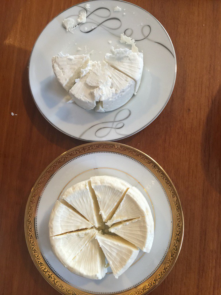 fazli12345's tweet photo. Sagdaki #Dombay #Manda #Komus #Camis peyniri. Daha beyaz. Soldaki #Inek peyniri. Daha sarimsi. #BuffaloWhiteCheese https://t.co/c2glVuKHyw