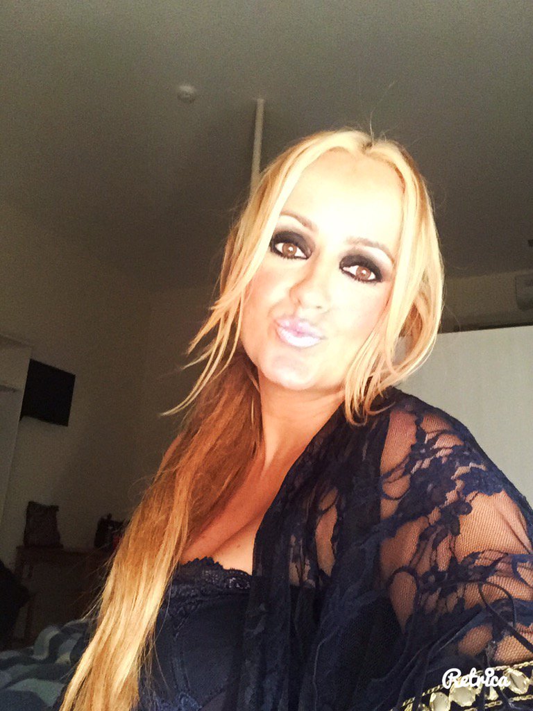 Buenas tardes a tod@s,de camino a casa,buen fin de semana de trabajito,besitos 😘😘😘😘😘