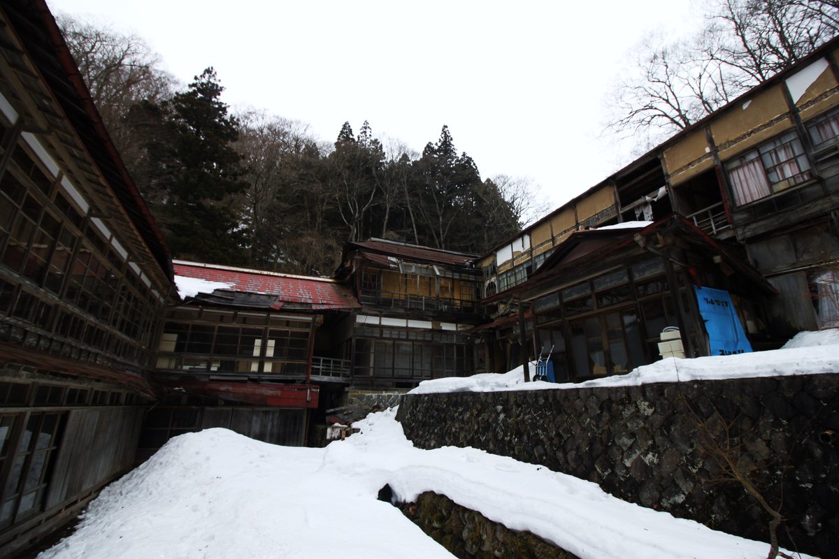 春は馬車に乗って 宮城県仙台市 定義温泉 人気のない山道を30分程歩くとたどりつく巨大な旅館建築 精神疾患治癒を目的とした 温泉旅館だったらしい 昭和44年につげ義春が訪れており記録を残している T Co N0x4jebsmb 春は馬車に乗って 宮城県仙台市 定義温泉 人気のない山道を30分程歩くとたどりつく巨大な旅館建築 精神疾患治癒を目的とした 温泉旅館だったらしい 昭和44年につげ義春が訪れており記録を残している T Co N0x4jebsmb