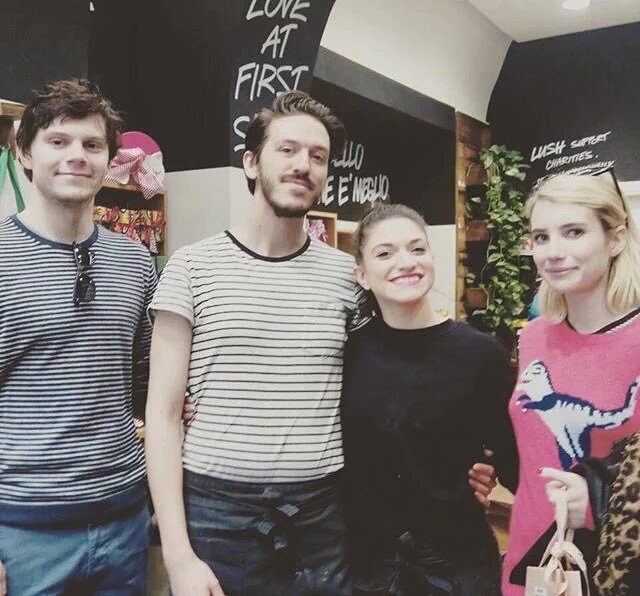 EmmaRRobertsFR's tweet photo. #PHOTO d'Emma et Evan avec des fans aujourd'hui dans le magasin LUSH à Rome https://t.co/eL4rmyNz7i