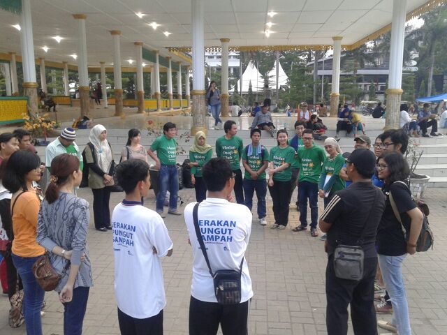 Bersama kita wujudkan Medan bebas sampah #GerakanPungutSampah #MDNCleanAction
