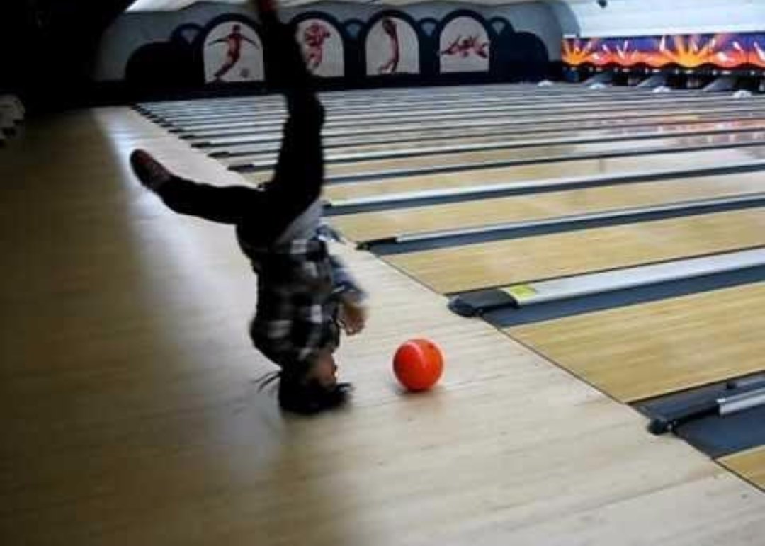 badkpopdates's tweet photo. bowling with chanyeol https://t.co/lDbvEc3GK9