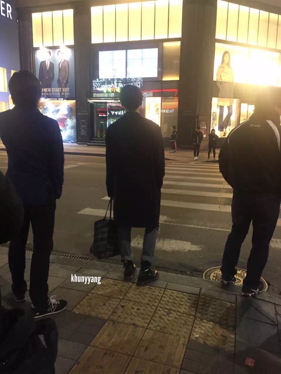 jk_monmon's tweet photo. ちょっとジョングクの頼まれた人みんなとセルカとってあげたの？？？？もう次々上がってくるからアルバム作れるけど？？？大人な理由でホンデ1人散歩してるグク格好よくてグク様呼びでも足りないくらいだ。 https://t.co/gg2t7rQVoB