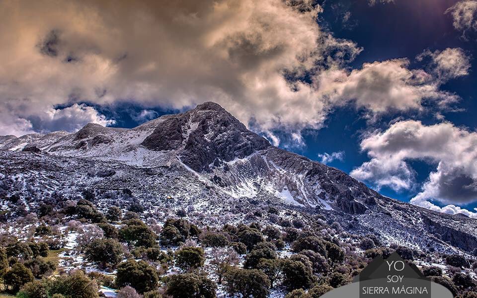 YoSoyMagina's tweet photo. Parecía que el invierno pasaría de largo pero la cumbres de Sierra Mágina lucen su blanco manto. 
 #FelizDomingo https://t.co/2B9Z2upt8i